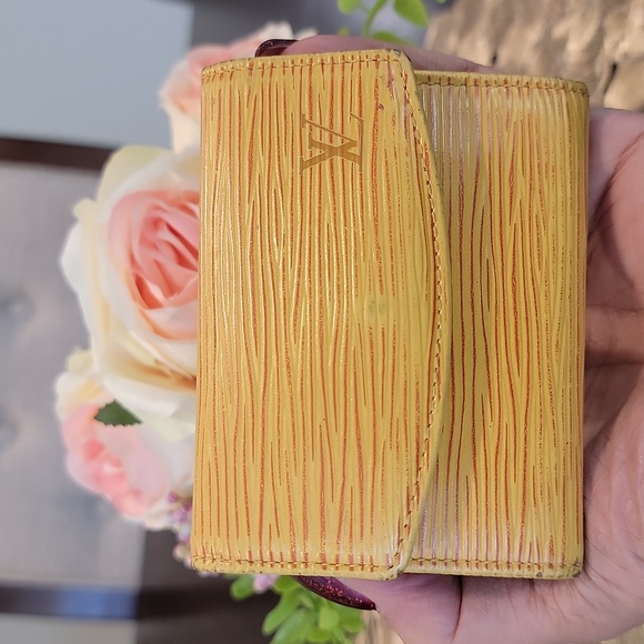 Authentic Louis Vuitton Epi card wallet - Picture 2 of 10
